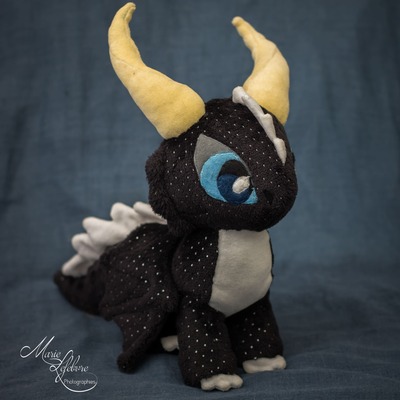 slide d'une photo de peluche dragon
